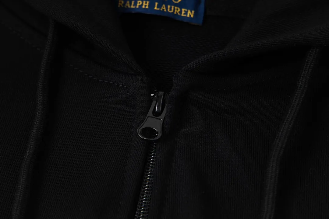 P230 model number Y869 Ralph Lauren/Ralph Lauren Malaysian embroidered zipper cardigan hooded sweatshirt. This sweatshirt is available for everyone in autumn and winter. You can wear it casually no matter how you wear it! ! This hooded sweatshirt is decorated with the simple style that represents Ralph Lauren and is paired with a pony embroidery pattern, which is three-dimensional and full! The solid color fabric paired with exquisite embroidery instantly sets it off! Hooded sports design, loose and casual fit! The overall texture is very strong! Through the pictures, we can feel the thickness and texture of custom-woven and dyed threads. The workmanship is exquisite. They are shipped from major foreign trade factories. They are all made by masters with many years of experience. Everything is of high standards and requirements! Simple and versatile model ~ Made of imported pique cotton fabric, which is super delicate and soft, close to the body without being tied. All fabrics and accessories are original custom-made and of high quality! Perfectly reflects the brand’s sense of superiority! Standard cut, comfortable stretch, unrestricted movement! Highly practical, high-end and classy! Versatile style ~ can be paired with jeans or jogging pants. Ideal for transitioning from your morning commute to weekend events! Size: S-XL Navy Black Gray